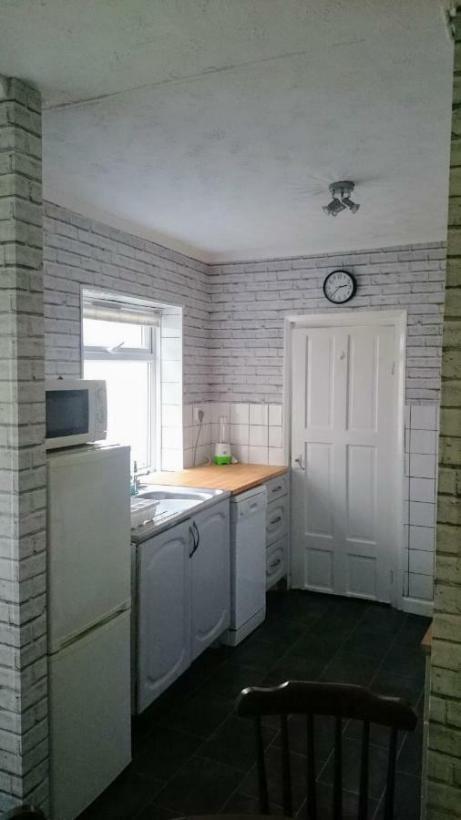 Отель Hill Breeze House Мертир-Тидвилл Экстерьер фото